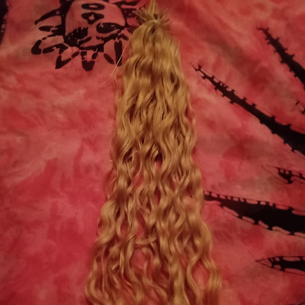Pre-owned Hair bundle 48-50 strands curly